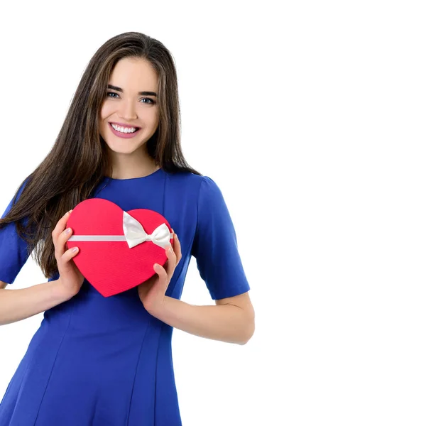 Hermosa feliz sonriente joven mujer sosteniendo rojo corazón regalo caja w — Foto de Stock