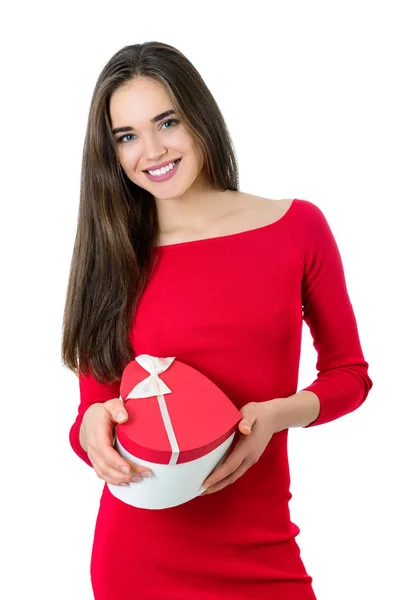 Hermosa feliz sonriente joven mujer sosteniendo rojo corazón regalo caja w — Foto de Stock