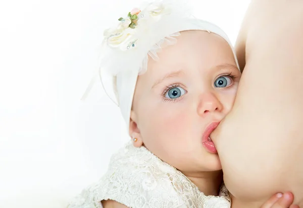 Bebê bonito chupa os seios da mãe. A amamentar. Lactação . — Fotografia de Stock