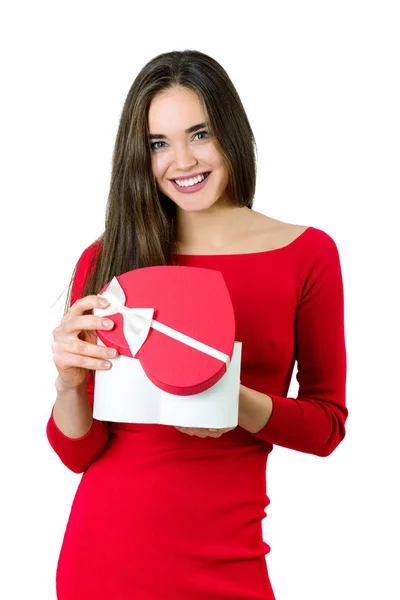 Vackra glada leende ung kvinna håller rött hjärta present box w — Stockfoto