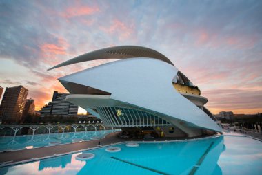 Modern mimari, Valencia, İspanya. Gün batımı gökyüzünde güzel mimari yapı.