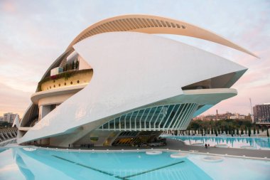 Modern mimari, Valencia, İspanya. Gün batımı gökyüzünde güzel mimari yapı.