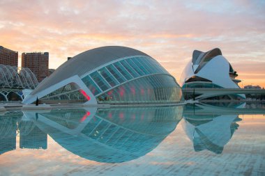 Modern mimari, Valencia, İspanya. Gün batımı gökyüzünde güzel mimari yapı.
