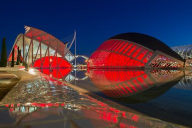 Modern mimari, Valencia, İspanya. Gün batımı gökyüzünde güzel mimari yapı.