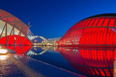 Modern mimari, Valencia, İspanya. Gün batımı gökyüzünde güzel mimari yapı.