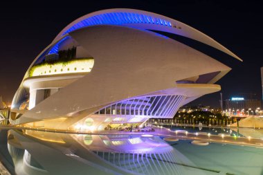 Modern mimari, Valencia, İspanya. Gün batımı gökyüzünde güzel mimari yapı.