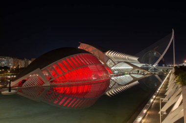 Modern mimari, Valencia, İspanya. Gün batımı gökyüzünde güzel mimari yapı.