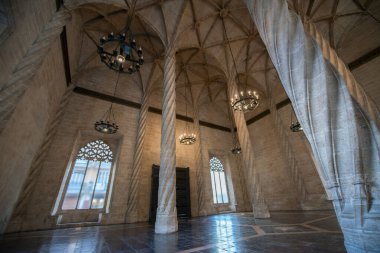 Eski borsa, Valencia, İspanya. Antika binanın içi. İpek değişimi, kapalı alanda..