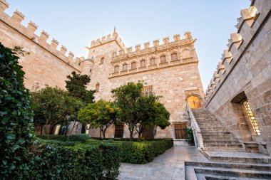 Eski borsa, Valencia, İspanya. Antika bina. İpek değişimi, açık hava, turuncu bahçeli genel manzara..