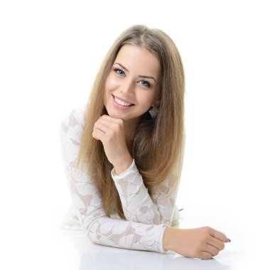 Yalan ve kameraya bakarak güzel mutlu sarışın kız. Beyaz arka plan üzerinde izole