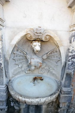 Roma, İtalya 'da içme suyu olan çeşme. İçilebilir suyu olan güzel antik yazı tipi
