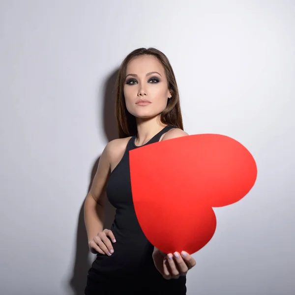 Kalp Kırıcı Baştan Çıkarıcı Baştan Çıkarıcı Kadın Stüdyoda Kırmızı Kalple — Stok fotoğraf