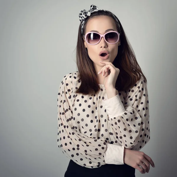 Niña Pinup Retrato Vintage Mujer Joven Atractiva Con Boca Abierta — Foto de Stock