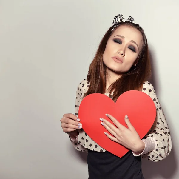 Kalp Kırıcı Baştan Çıkarıcı Baştan Çıkarıcı Kadın Stüdyoda Kırmızı Kalple — Stok fotoğraf