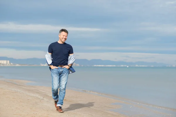 Красивий Чоловік Середнього Віку Ходить Пляжі Приваблива Щаслива Усміхнена Модель — стокове фото