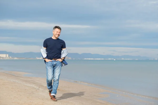 Bonito Homem Meia Idade Andar Praia Atraente Feliz Sorrindo Modelo — Fotografia de Stock