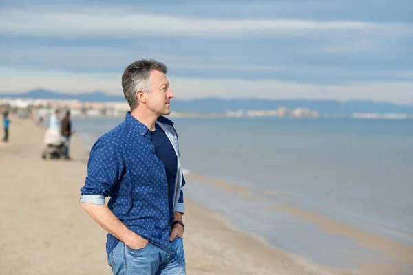 Hombre Guapo Mediana Edad Caminando Por Playa Atractivo Modelo Masculino — Foto de Stock