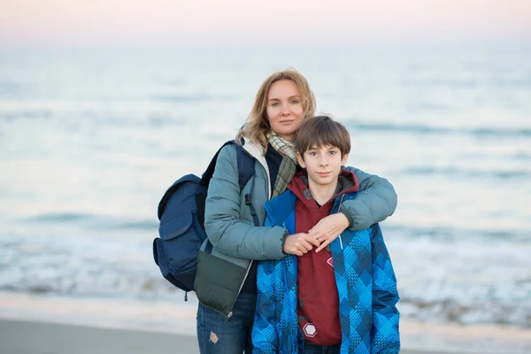 Giovane Ragazzo Con Sua Madre Posa Sulla Spiaggia Invernale Vista — Foto Stock