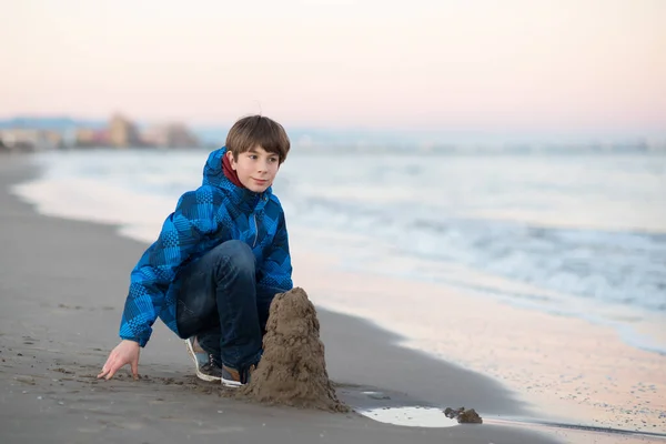 Genç Çocuk Kış Plajında Kumdan Kale Inşa Ediyor Deniz Kenarında — Stok fotoğraf