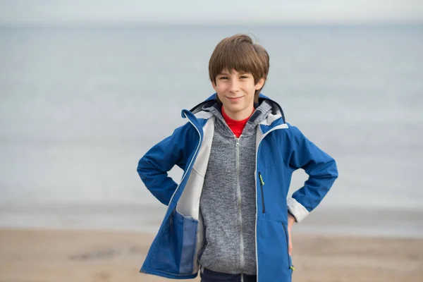 Pojken Poserar Vinterstranden Söt Leende Glad Gammal Pojke Vid Havet — Stockfoto