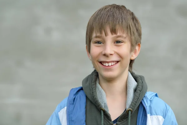 Retrato Atraente Feliz Sorrindo Menino Anos Livre Sobre Parede Cinza — Fotografia de Stock