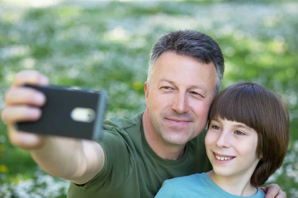 Vater Und Sohn Beim Gemeinsamen Foto Mit Dem Smartphone Freien — Stockfoto