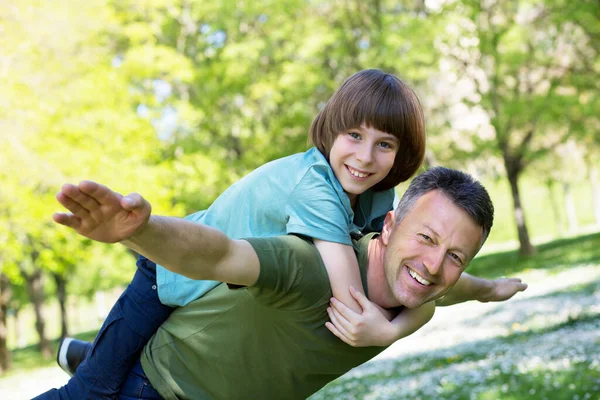 父亲的肖像 他的儿子在夏季公园的乐趣 家庭乐趣 快乐男孩玩与爸爸夏天自然户外 — 图库照片