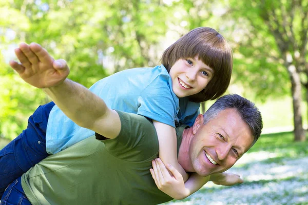 Baba Oğluyla Yaz Parkta Eğleniyor Portresi Omzunda Aile Eğlencesi Mutlu — Stok fotoğraf
