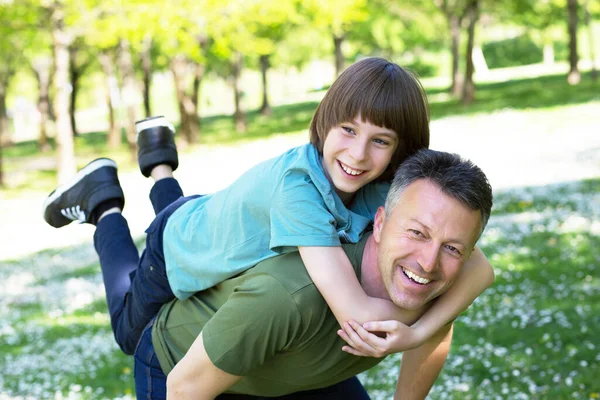 Baba Oğluyla Yaz Parkta Eğleniyor Portresi Omzunda Aile Eğlencesi Mutlu — Stok fotoğraf