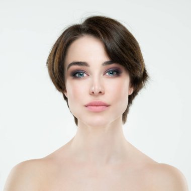 Güzel kadın portresi. Stüdyoda beyaz arka planda poz veren çekici genç bir kadın. Güzel kız. Mükemmel makyajlı bir model.