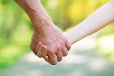 Hayata giden yol. Eller yukarı. Babanın ve oğlunun elleri. Babam yaz boyunca oğlunu açık havada dolaştırdı. Erkek ve çocuk elleri kapalı. Aile, güven, koruma, bakım, ebeveynlik kavramı.