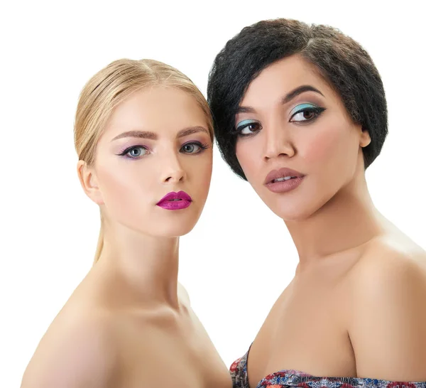 化妆吧 双女性肖像 白种人金发姑娘和漂亮的穆拉托年轻女子在演播室里摆出一副白种人的样子 — 图库照片