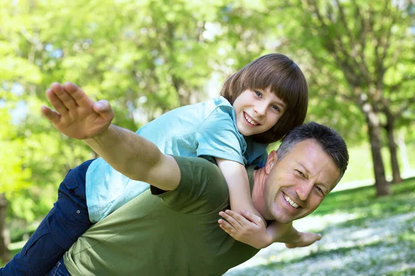 Portret Van Vader Met Zijn Zoon Plezier Zomer Park Meeliften — Stockfoto