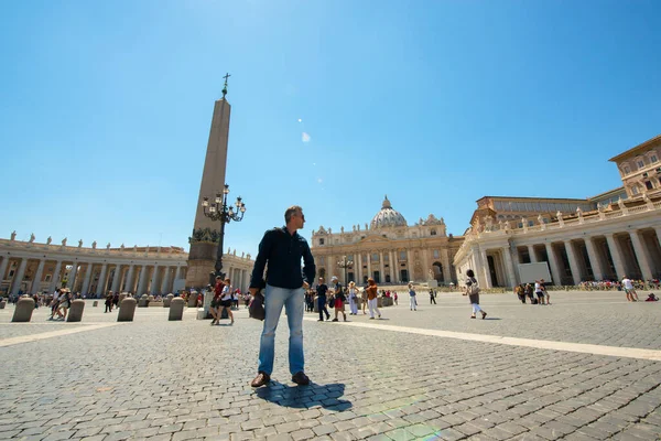 Mannen Poserar Över Peterskyrkan Vatikanen Vidvinkelvy Snygg Medelålders Man Peterstorget — Stockfoto