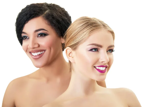 白种人金发姑娘和漂亮的穆拉托年轻女子在演播室里摆出一副白种人的样子 两个美丽而又快乐的女模 有着完美的笑容 — 图库照片