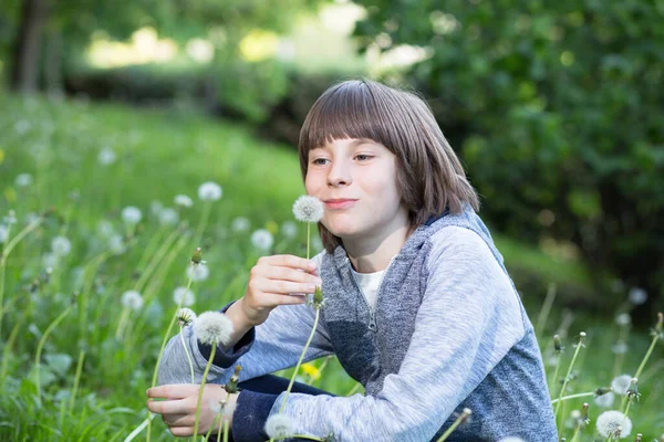 Ragazzo Che Soffia Dente Leone Sull Erba Verde Bluastra Natura — Foto Stock