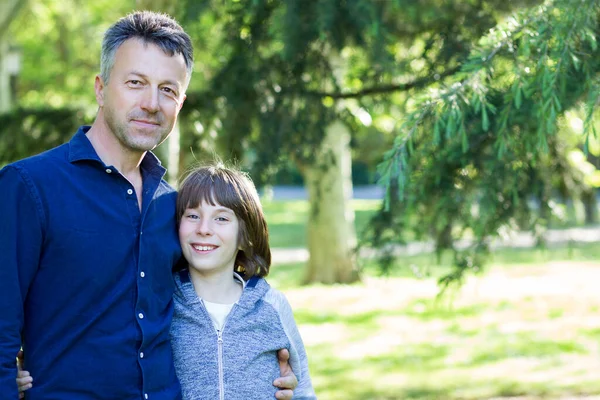 Knappe Man Van Middelbare Leeftijd Het Park Met Zijn Zoon — Stockfoto