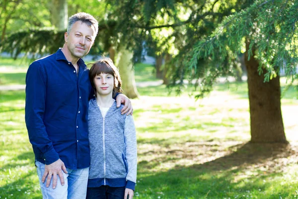 Bonito Homem Meia Idade Parque Com Filho Atraente Modelo Masculino — Fotografia de Stock