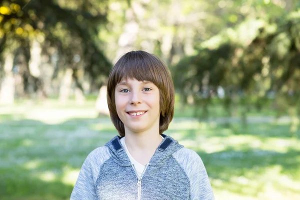 Hermoso Niño Sonriente Feliz Parque Primavera Atractivo Sonriente Adolescente Posando — Foto de Stock