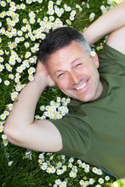 Knap Gelukkig Glimlachen Middelbare Leeftijd Man Liggend Zomerweide Groen Gras — Stockfoto