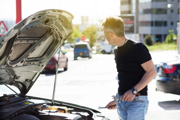 Muž Klíčem Dalším Nářadím Stojí Auta Muž Opravující Motor Autě — Stock fotografie