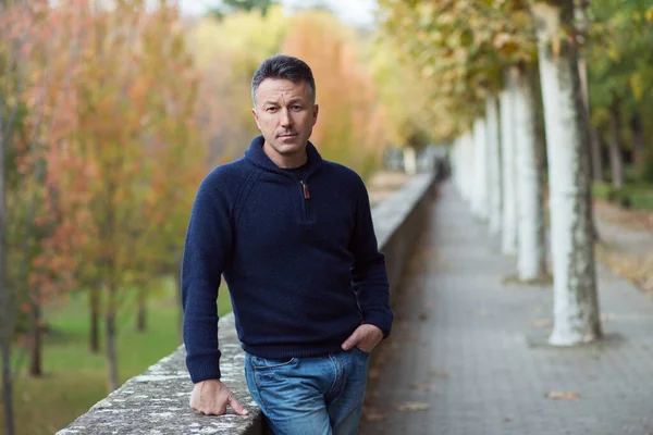 Hombre Guapo Mediana Edad Caminando Por Parque Otoñal Retrato Urbano — Foto de Stock