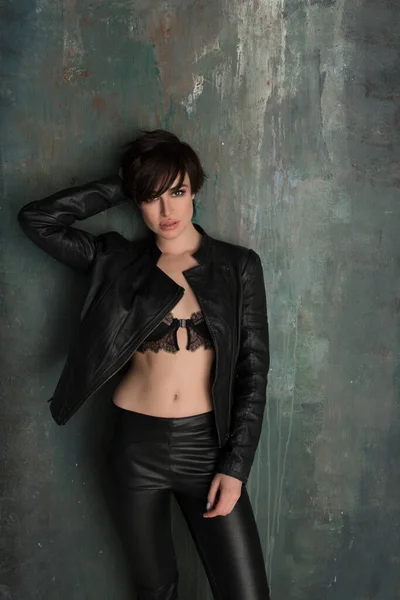 Beautiful Young Female Posing Studio Leather Clothes Grunge Background Pretty — Stock Photo, Image