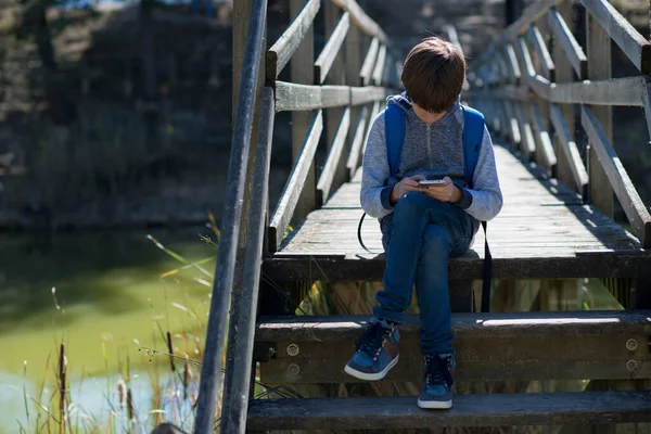 Ung Pojke Som Använder Mobiltelefon Vid Flodstranden Söt Årig Pojke — Stockfoto