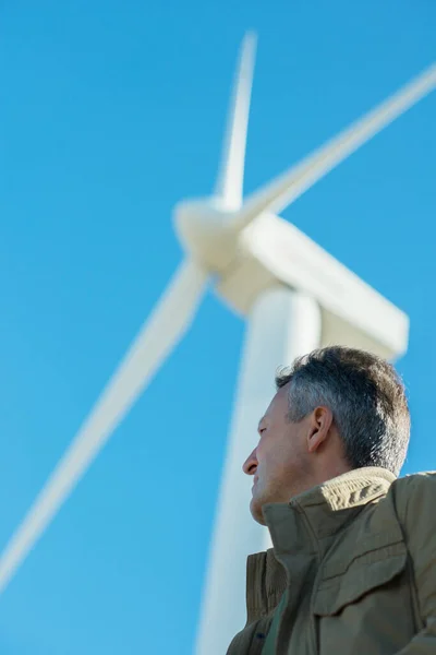 Retrato Del Hombre Aire Libre Contra Cielo Azul Con Turbina — Foto de Stock