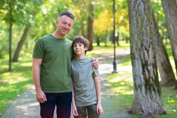 Portrett Far Sønn Som Går Sammen Høstparken Familiefritid Forelder Foreldrerollen – stockfoto