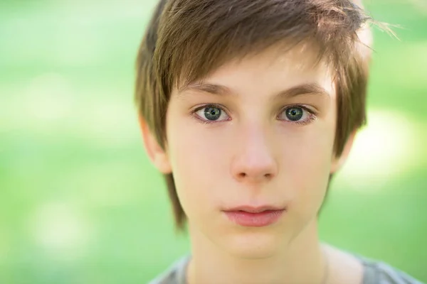 Bonito Menino Bonito Está Chorando Livre Triste Adolescente Parque Verão — Fotografia de Stock