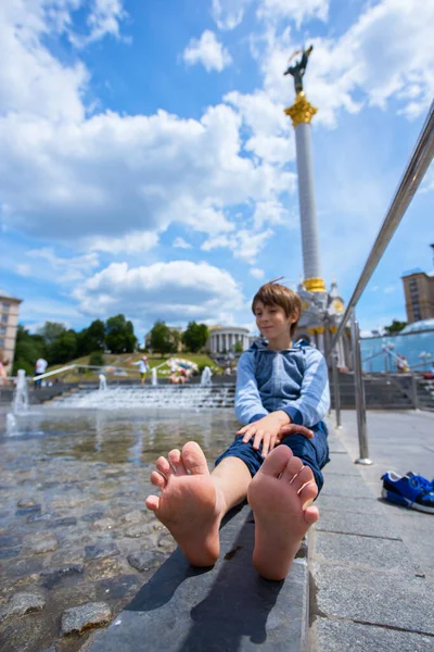 Garçon Mignon Reposant Près Fontaine Sur Place Khreshchatyk Kiev Ukraine — Photo