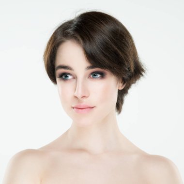 Güzel kadın portresi. Stüdyoda beyaz arka planda poz veren çekici genç bir kadın. Güzel kız. Mükemmel makyajlı bir model.