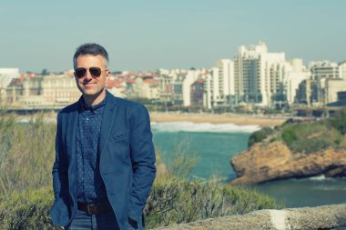 Yakışıklı adam. Açık erkek portre. Orta yaşlı adam, sokak fotoğraf, Biarritz, Fransa.